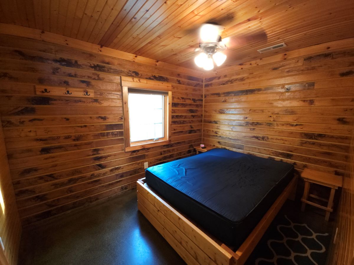 Hilltop Cabin - Bedroom 1 with queen size bed