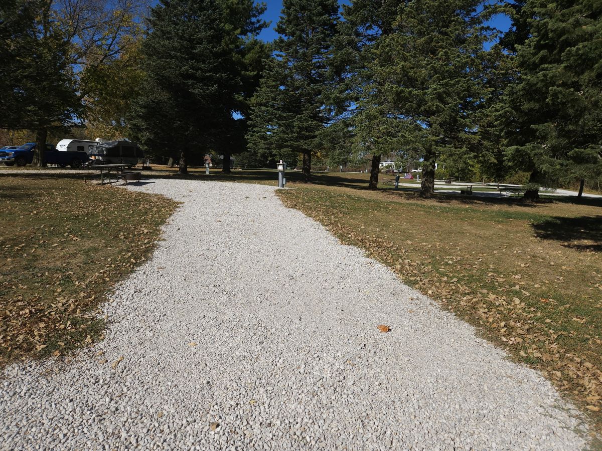 Site 31 – Shows Back-in site, pedestal and picnic area