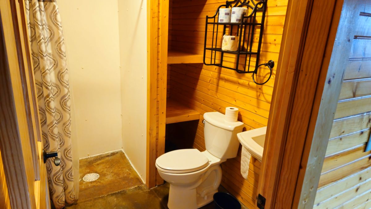 Oak Cabin restroom with shower