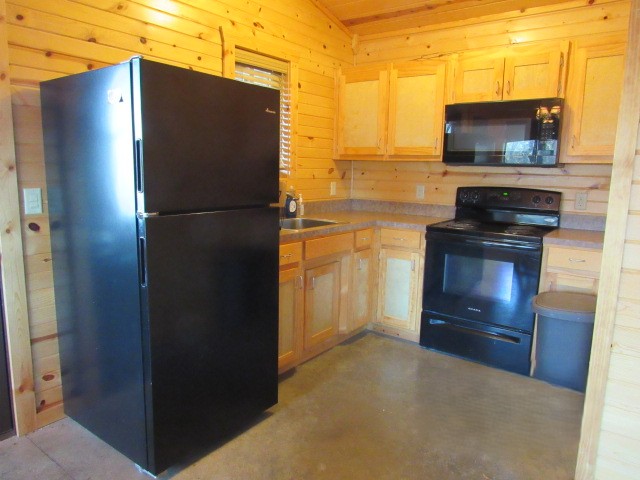 Timberview Cabin - Full kitchen with refrigerator, sink, stove, microwave, cabinets 