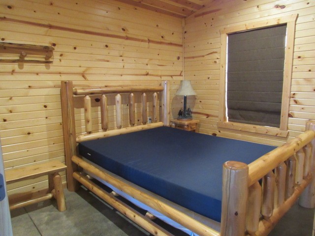 Timberview Cabin - Bedroom with queen sized bed