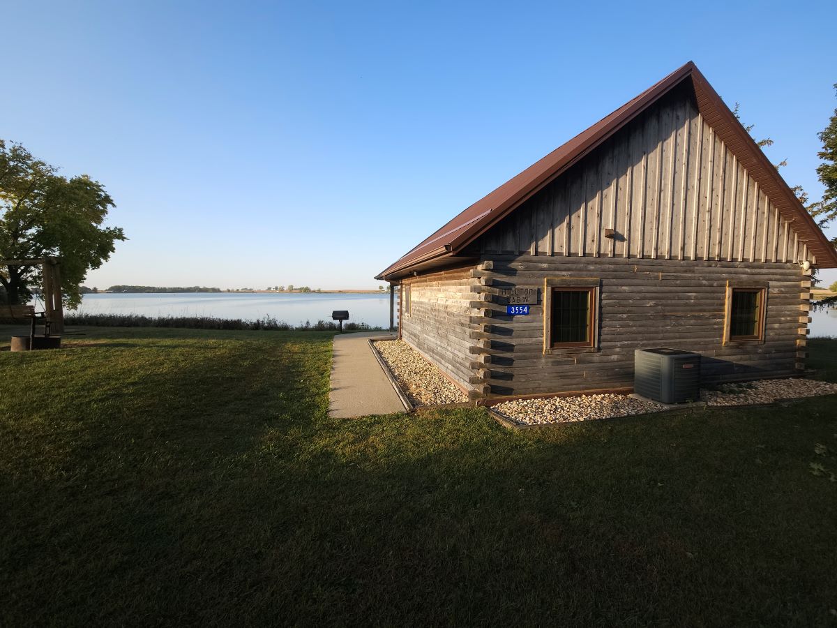 Hilltop Cabin - Back of cabin showing the lake view and a swing off to the side